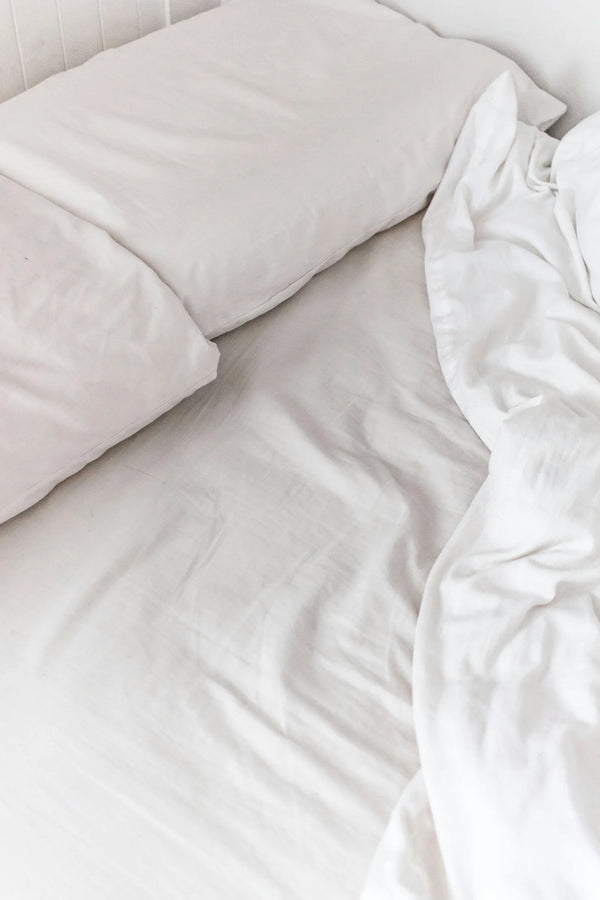 White bed linen and pillows, photo by Sincerely Media
